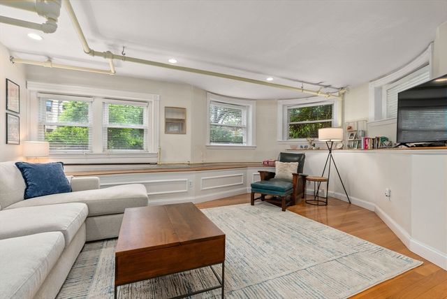 16 Garrison Rd 8, Brookline, MA 02445