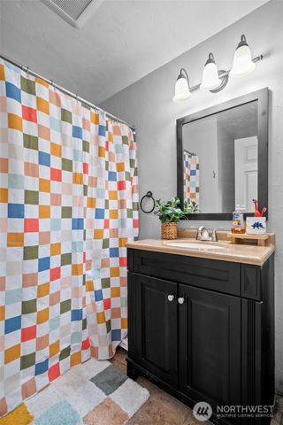 304 Rochester Street E, Rainier, WA 98576