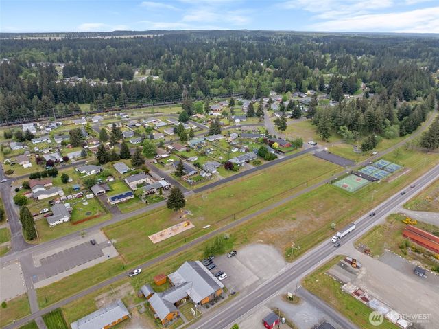 304 Rochester Street E, Rainier, WA 98576