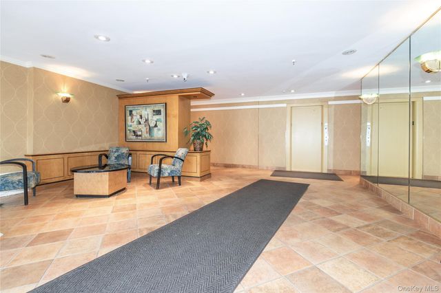 25 PARK Place 2G, Great Neck, NY 11021