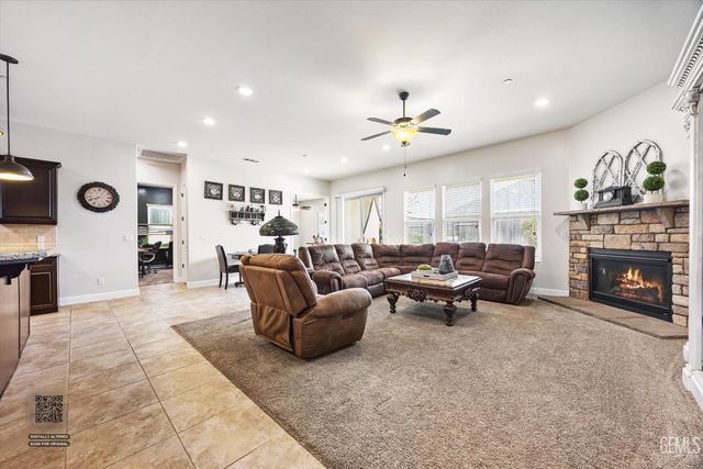 9321 Riviera Del Sol Drive, Bakersfield, CA 93314