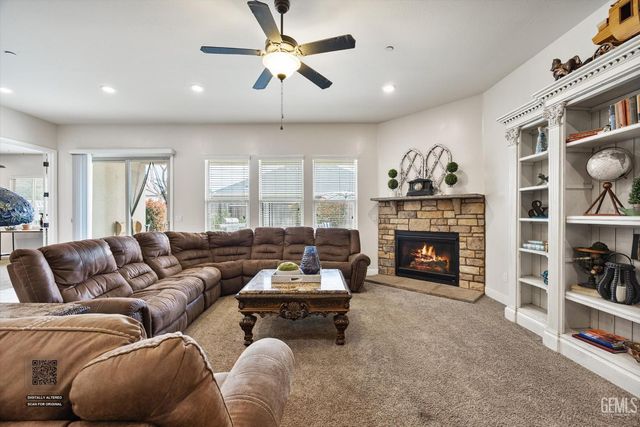 9321 Riviera Del Sol Drive, Bakersfield, CA 93314
