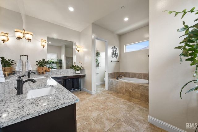 9321 Riviera Del Sol Drive, Bakersfield, CA 93314