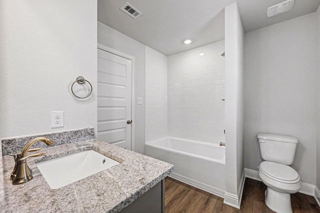 14 Keystone Court, Angleton, TX 77515
