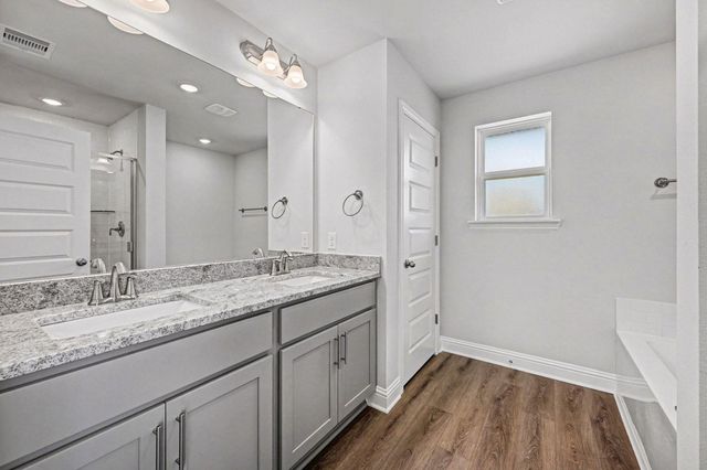 14 Keystone Court, Angleton, TX 77515