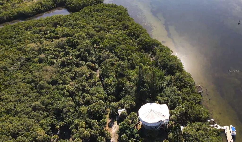 Image 7 of property listing at 10049 HEL-LEW COURT, Placida, FL 33946