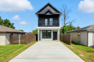 422 N 7th Avenue, La Porte, TX 77571