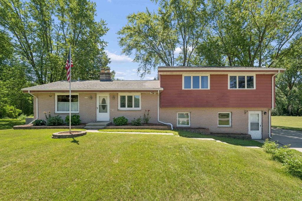 2241 WALLACE LAKE ROAD, West Bend, WI 53090