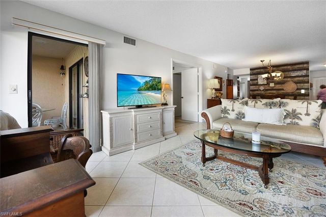 114 Cypress WAY E D3, Naples, FL 34110