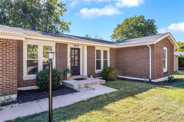 1124 Briarhurst Drive, Manchester, MO 63021