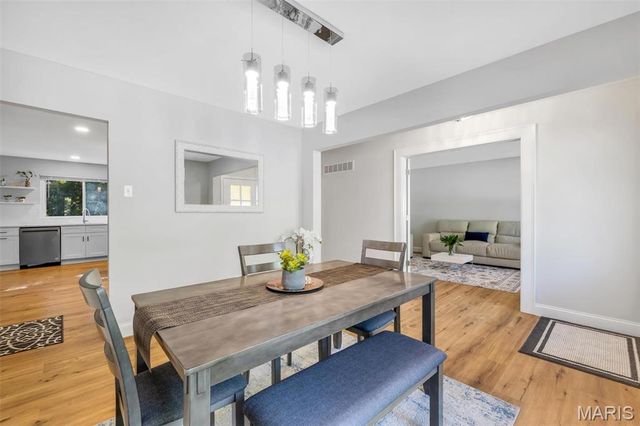 1124 Briarhurst Drive, Manchester, MO 63021