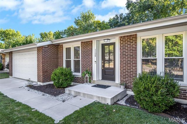 1124 Briarhurst Drive, Manchester, MO 63021