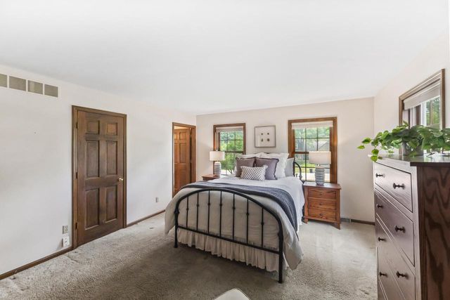 290 Fieldstone ROAD, Delafield, WI 53018