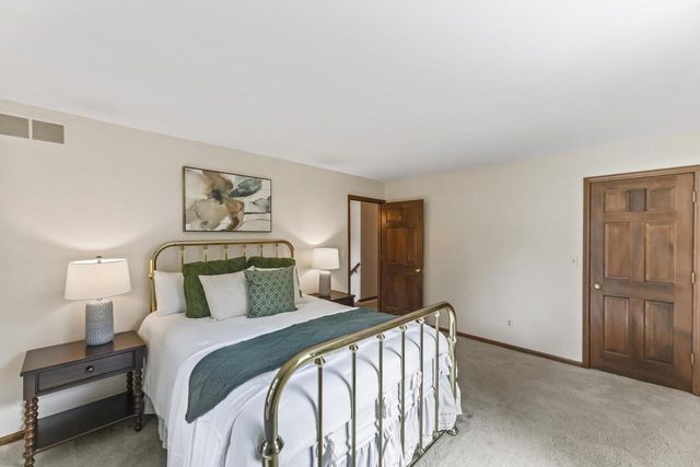 290 Fieldstone ROAD, Delafield, WI 53018
