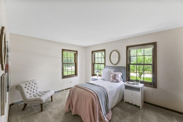 290 Fieldstone ROAD, Delafield, WI 53018