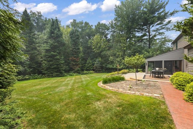 290 Fieldstone ROAD, Delafield, WI 53018