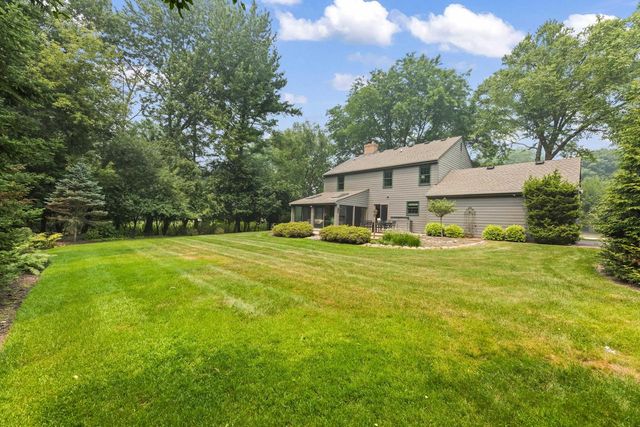 290 Fieldstone ROAD, Delafield, WI 53018