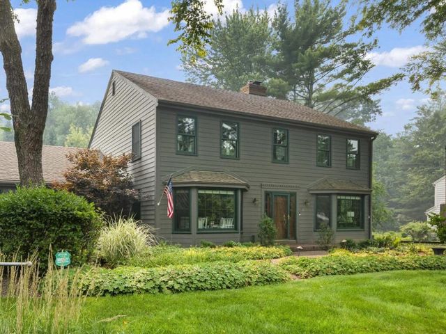 290 Fieldstone ROAD, Delafield, WI 53018
