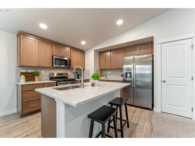 5229 RED OAK Dr, Springfield, OR 97478
