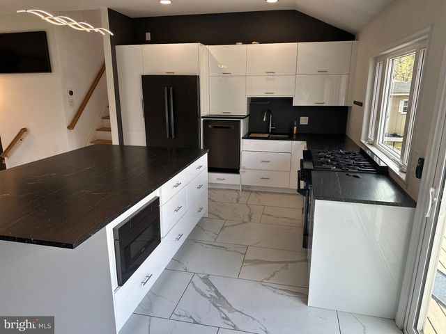 62 LAKEVIEW CT, Hamilton, NJ 08620