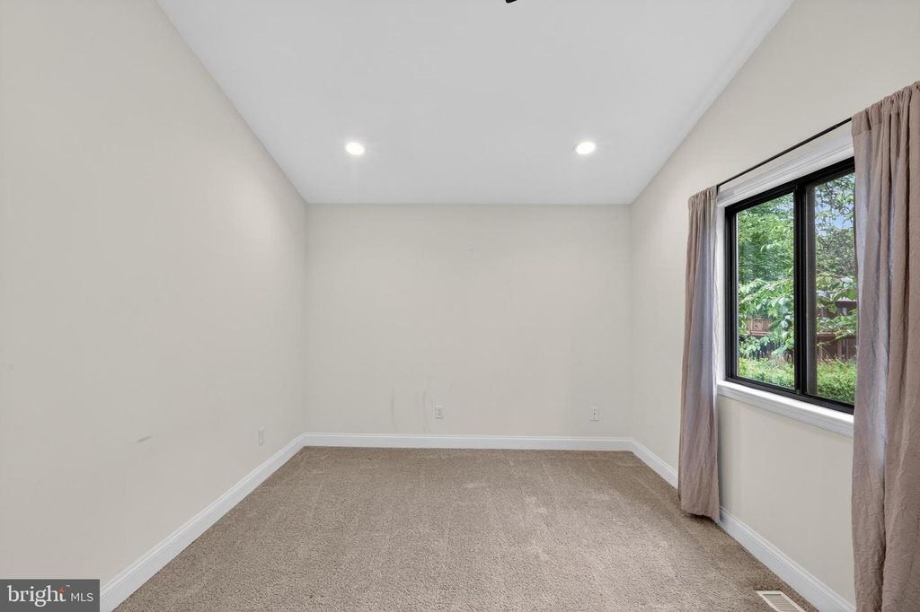 Image 11 of property listing at 5608 BIMINI CT, Churchton, MD 20733