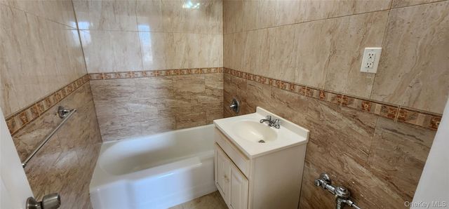 222-89 Braddock Ave 3-D, Bellerose, NY 11428