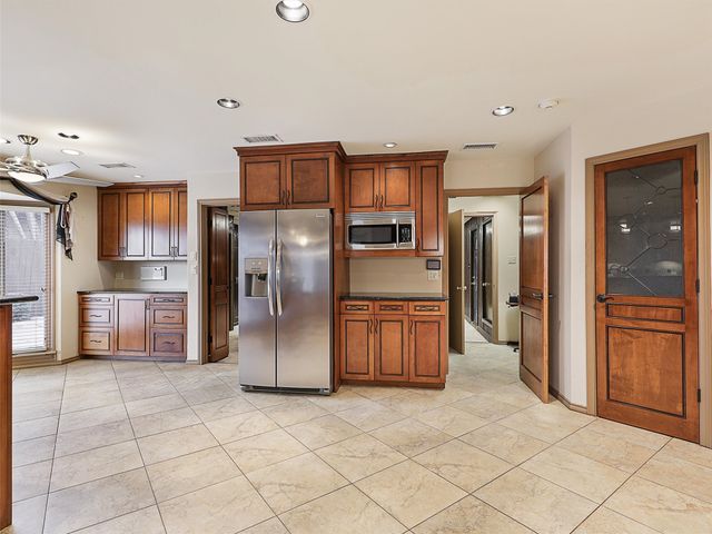 6515 Ridgeview Circle, Dallas, TX 75240