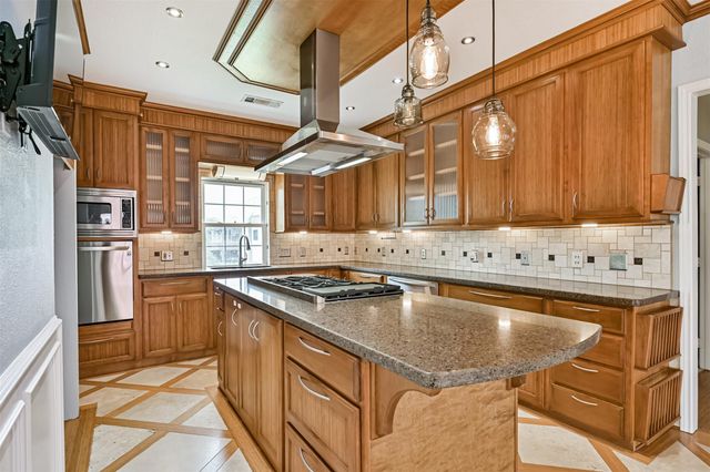 920 Grove Road, Clear Lake Shores, TX 77565