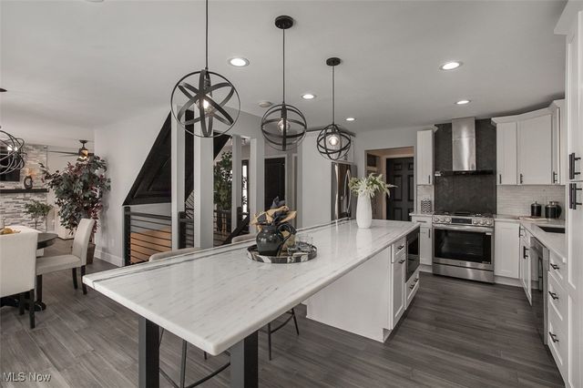 6598 Richmond Road, Oakwood Village, OH 44146