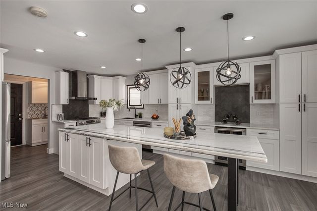 6598 Richmond Road, Oakwood Village, OH 44146