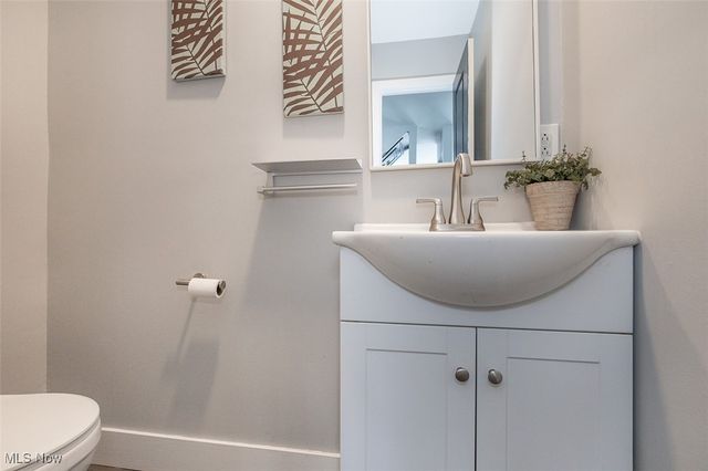 6598 Richmond Road, Oakwood Village, OH 44146