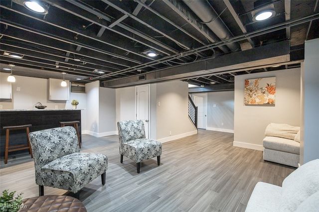 6598 Richmond Road, Oakwood Village, OH 44146