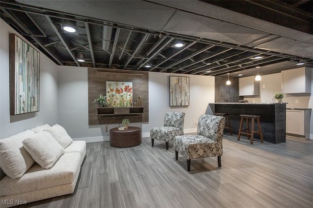 6598 Richmond Road, Oakwood Village, OH 44146