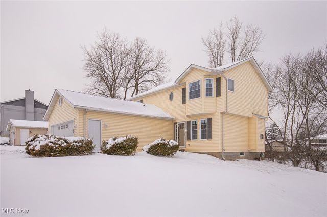 6598 Richmond Road, Oakwood Village, OH 44146