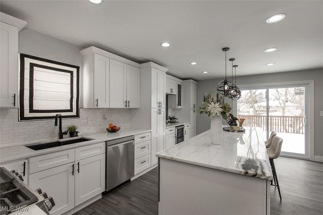 6598 Richmond Road, Oakwood Village, OH 44146