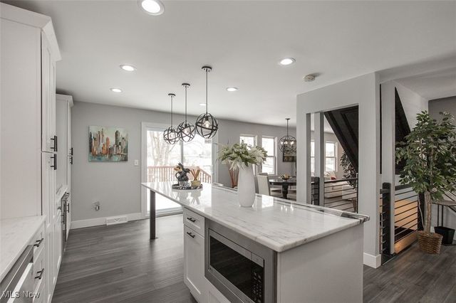 6598 Richmond Road, Oakwood Village, OH 44146