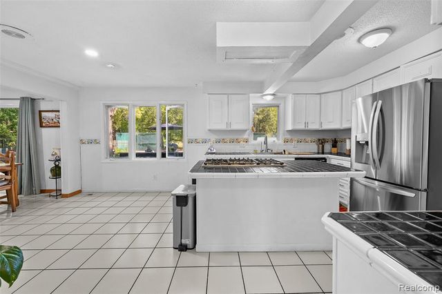 28700 W 14 Mile Road, West Bloomfield, MI 48322