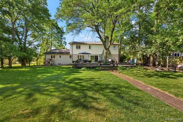 28700 W 14 Mile Road, West Bloomfield, MI 48322