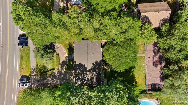 28700 W 14 Mile Road, West Bloomfield, MI 48322