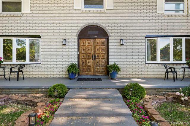28700 W 14 Mile Road, West Bloomfield, MI 48322