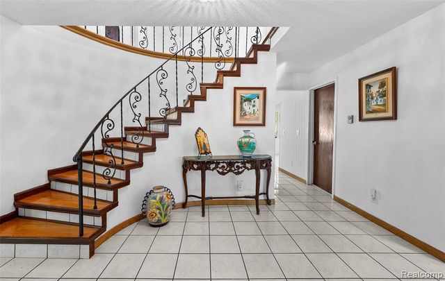 28700 W 14 Mile Road, West Bloomfield, MI 48322