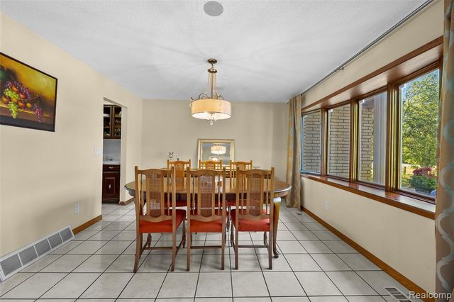 28700 W 14 Mile Road, West Bloomfield, MI 48322