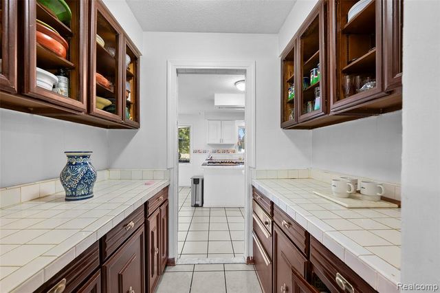 28700 W 14 Mile Road, West Bloomfield, MI 48322