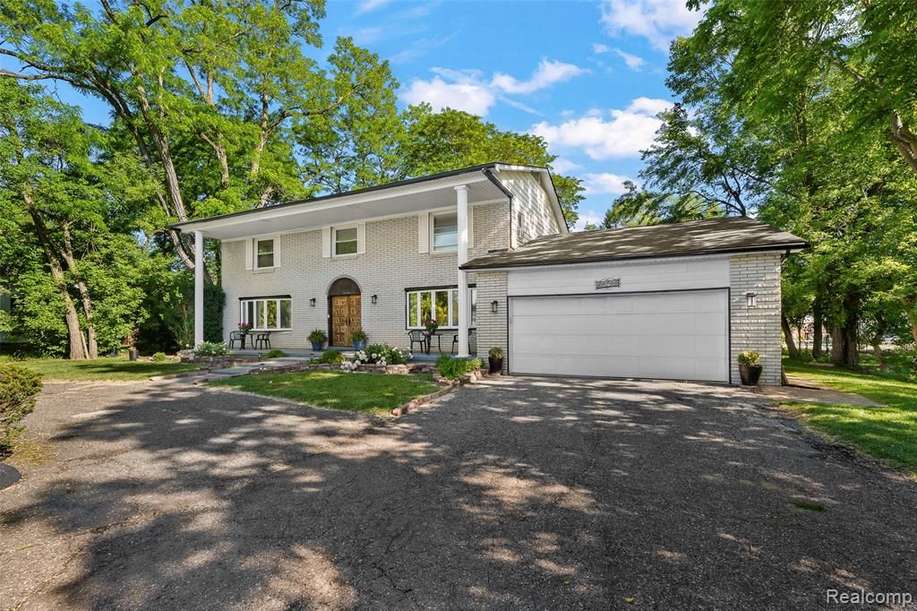 28700 W 14 Mile Road, West Bloomfield, MI 48322
