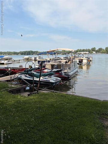 2025 Parkwood Court, Brooklyn, MI 49230