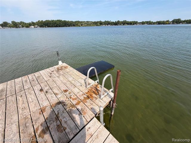 2025 Parkwood Court, Brooklyn, MI 49230