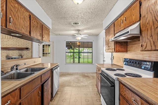 310 McClendon DR, Elgin, TX 78621