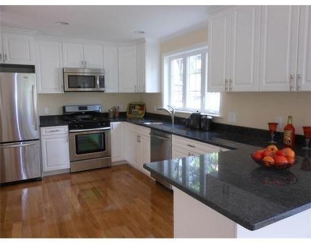 3 Oakley Rd 3, Watertown, MA 02472