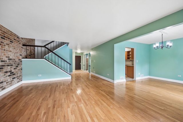 105 W Dover Drive, Mount Prospect, IL 60056