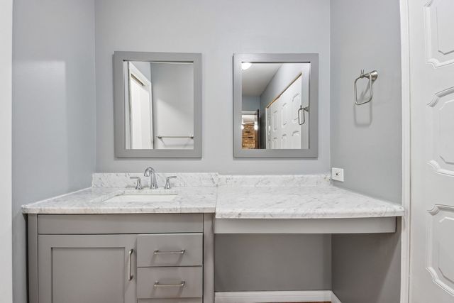 105 W Dover Drive, Mount Prospect, IL 60056